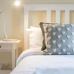 Bright And Modern 2 Bed Apartment